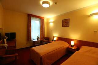 Отель Hotel Korona Цеханув Двухместный номер с 2 отдельными кроватями-1